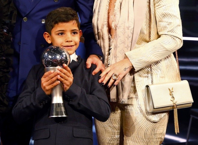 Ronaldo đưa bạn gái mới đi nhận giải thưởng của FIFA - ảnh 8