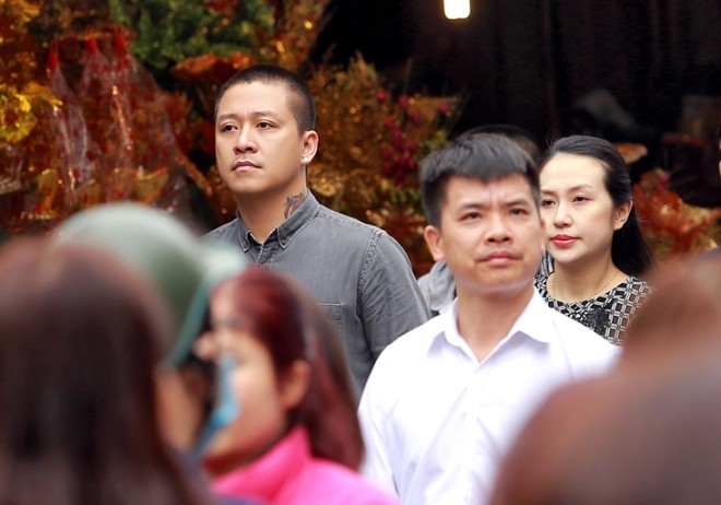 Tuấn Hưng đưa vợ bầu tám tháng đi lễ đầu năm - ảnh 1