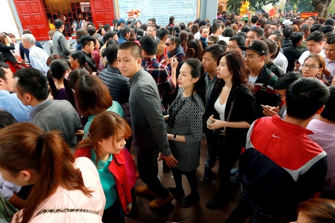 Tuấn Hưng đưa vợ bầu tám tháng đi lễ đầu năm - ảnh 2