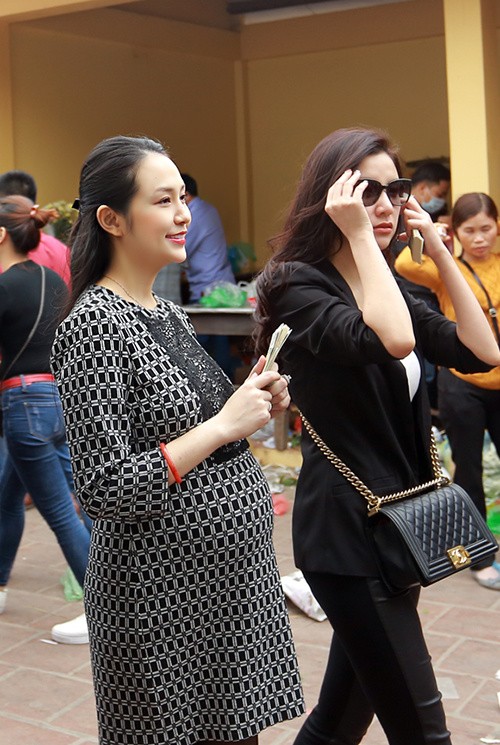 Tuấn Hưng đưa vợ bầu tám tháng đi lễ đầu năm - ảnh 3