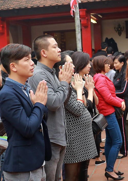 Tuấn Hưng đưa vợ bầu tám tháng đi lễ đầu năm - ảnh 4