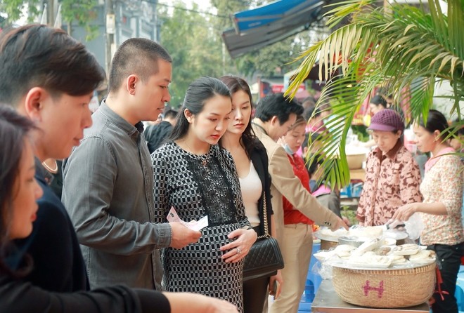 Tuấn Hưng đưa vợ bầu tám tháng đi lễ đầu năm - ảnh 5