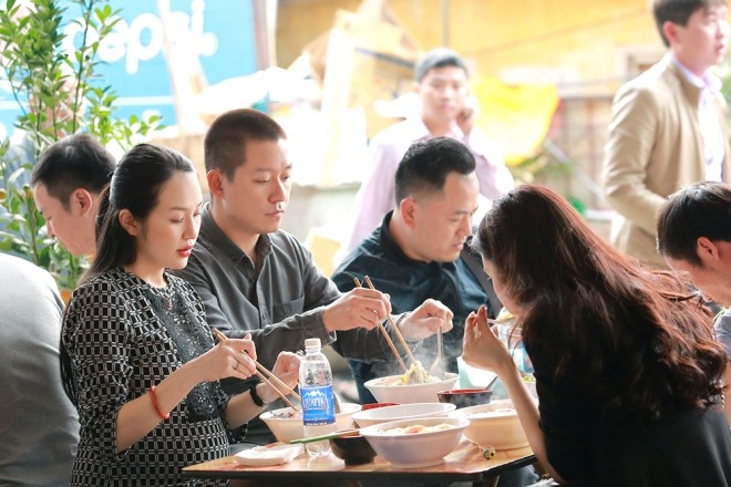 Tuấn Hưng đưa vợ bầu tám tháng đi lễ đầu năm - ảnh 7