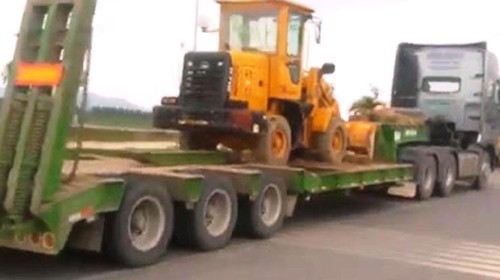 Xe đầu kéo đánh võng trên đường, trốn chạy cảnh sát - ảnh 1