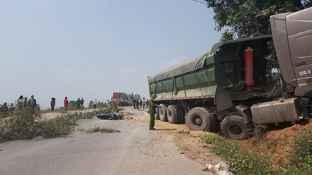 BẢN TIN ATGT: Xe tải cán chết vợ, chồng nguy kịch - ảnh 4