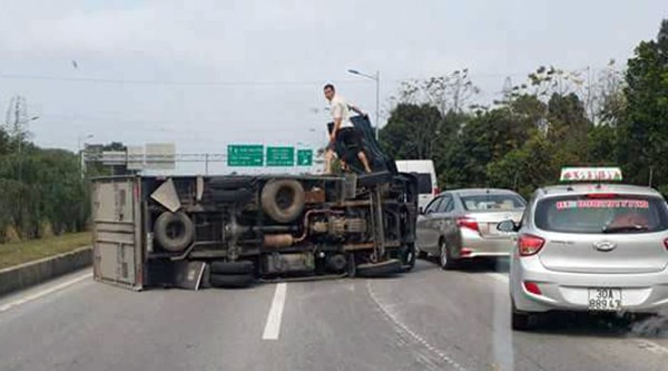 BẢN TIN ATGT: Mẹ bất cẩn để con vặn ga xe máy lao vào gốc cây - ảnh 1