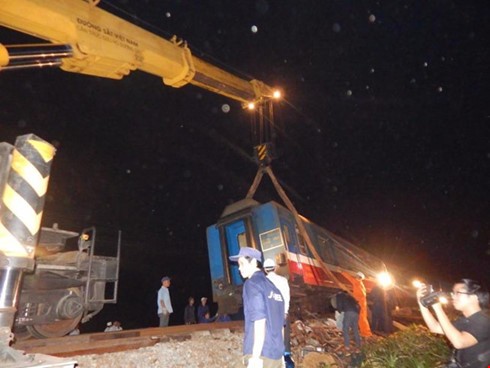 BẢN TIN ATGT: Mẹ bất cẩn để con vặn ga xe máy lao vào gốc cây - ảnh 7
