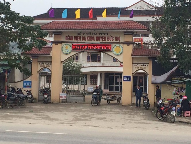 Lãnh đạo bệnh viện ở Hà Tĩnh đi công tác bằng... xe cứu thương - ảnh 1