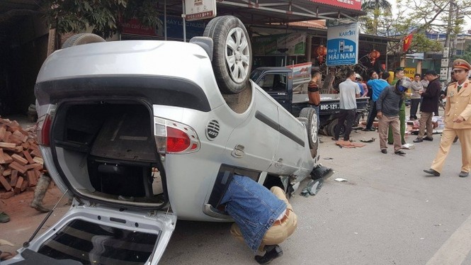 BẢN TIN ATGT: Đi lễ chùa về, ô tô con gặp nạn lật chổng vó - ảnh 3
