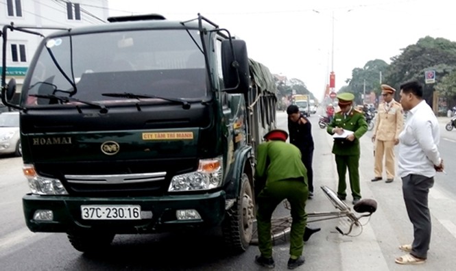 BẢN TIN ATGT: Đi lễ chùa về, ô tô con gặp nạn lật chổng vó - ảnh 4