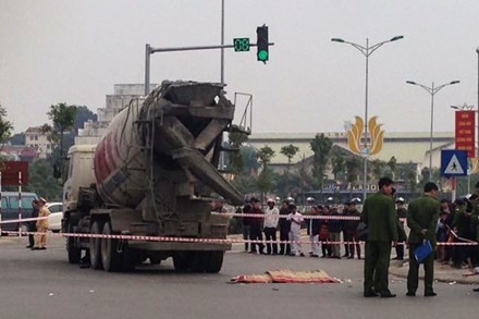 BẢN TIN ATGT: Đi lễ chùa về, ô tô con gặp nạn lật chổng vó - ảnh 6