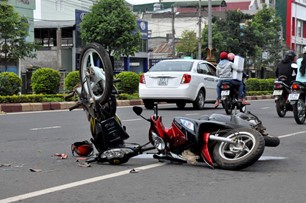 BẢN TIN ATGT: Đi lễ chùa về, ô tô con gặp nạn lật chổng vó - ảnh 1