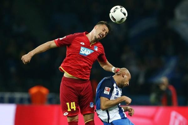 Kinh hãi với ngón tay bị gãy của sao Bundesliga - ảnh 2