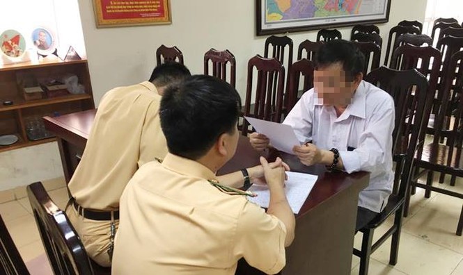 Lái xe biển xanh thừa nhận lỗi đi ngược chiều trên cầu Nhật Tân - ảnh 1