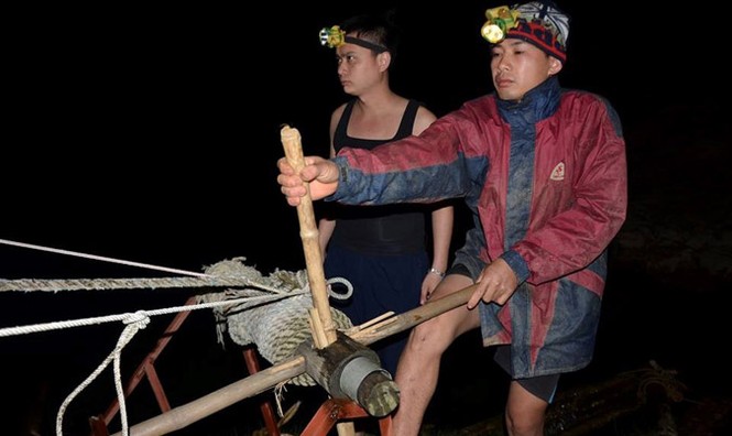 Giáo viên đêm đêm hóa thân làm ngư phủ bắt cá nuôi trò - ảnh 1