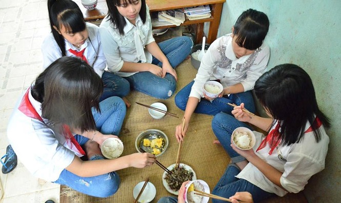 Giáo viên đêm đêm hóa thân làm ngư phủ bắt cá nuôi trò - ảnh 2