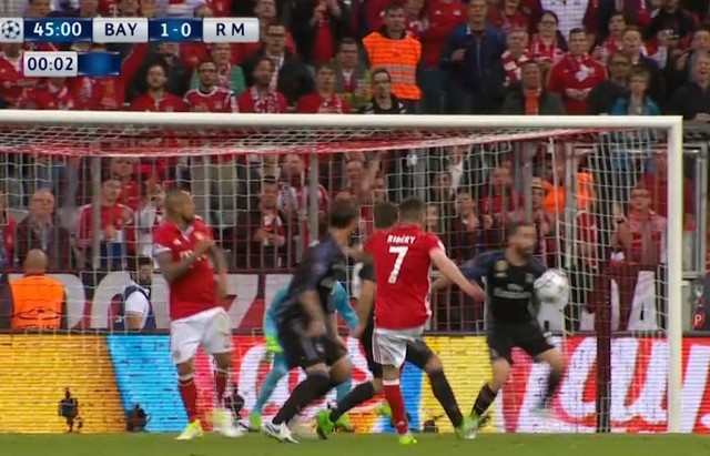 Trọng tài sai lầm nghiêm trọng ở cả 4 trận tứ kết Champions League - ảnh 1