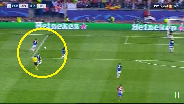 Trọng tài sai lầm nghiêm trọng ở cả 4 trận tứ kết Champions League - ảnh 2