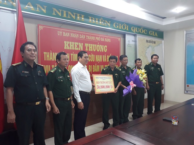 Cận cảnh thủ phạm đâm chìm tàu cá trên biển Đà Nẵng - ảnh 3