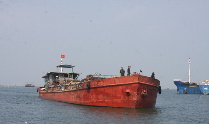 Cận cảnh thủ phạm đâm chìm tàu cá trên biển Đà Nẵng - ảnh 1