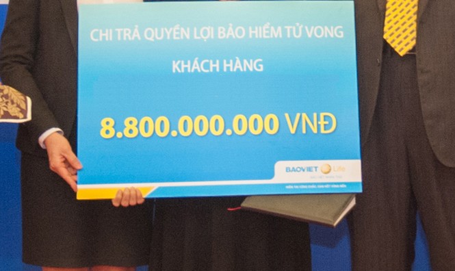 Chi trả 9,8 tỷ đồng quyền lợi bảo hiểm cho khách hàng gặp rủi ro - ảnh 2