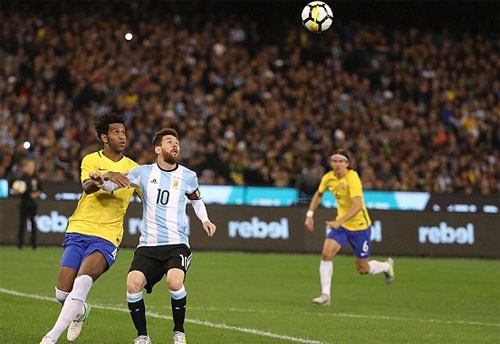 Thầy mới ra mắt, Argentina thắng sát nút Brazil - ảnh 2