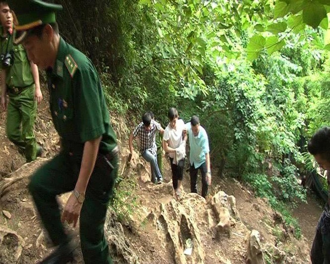 Bắt đối tượng người Trung Quốc vận chuyển gần 1 triệu USD qua biên giới - ảnh 1