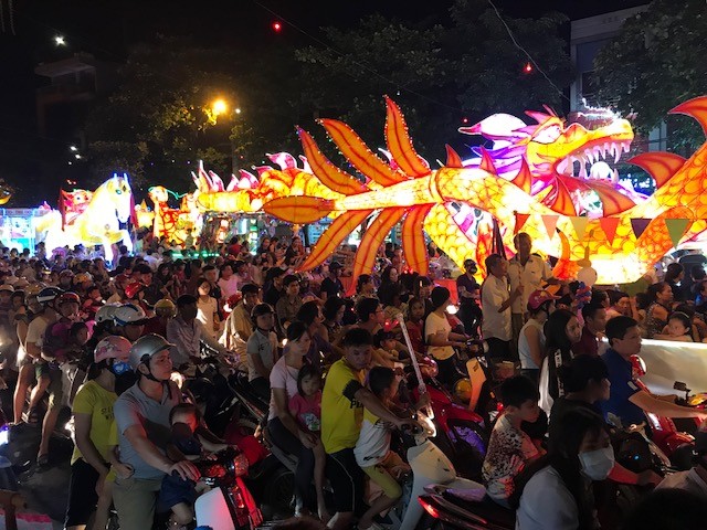 Rực rỡ đêm hội Trung thu thành Tuyên - ảnh 2