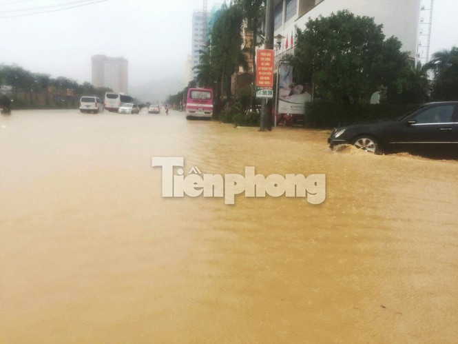 Mưa lớn, TP. Hạ Long chìm trong biển nước - ảnh 2