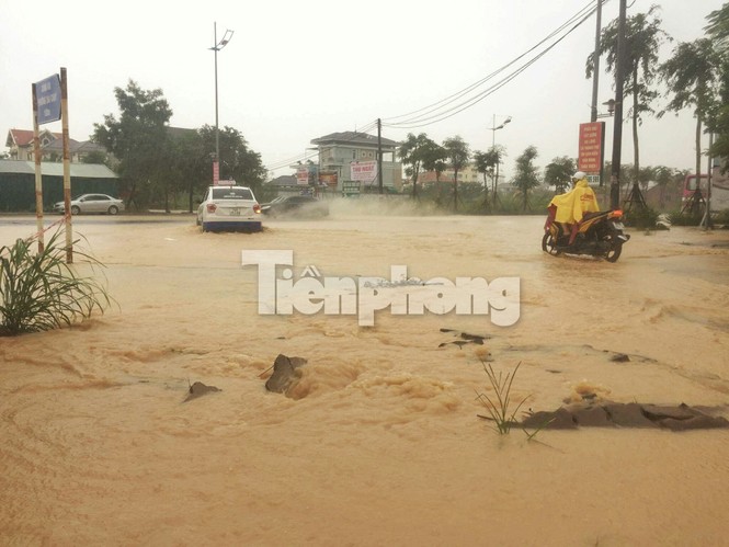 Mưa lớn, TP. Hạ Long chìm trong biển nước - ảnh 5