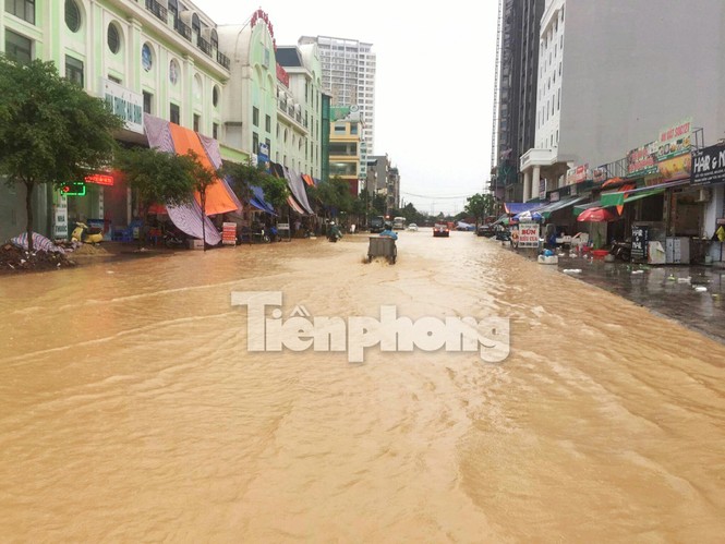Mưa lớn, TP. Hạ Long chìm trong biển nước - ảnh 1