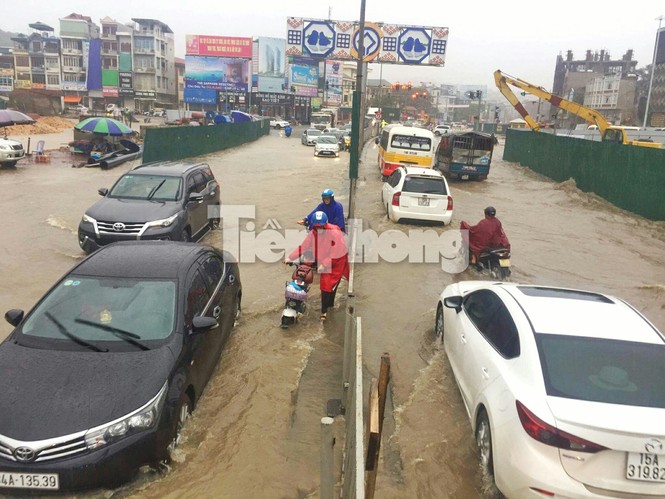 Mưa lớn, TP. Hạ Long chìm trong biển nước - ảnh 8