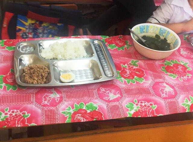 Nghi “bớt xén” bữa ăn của học sinh: Thêm hình ảnh những bữa ăn đơn sơ - ảnh 1