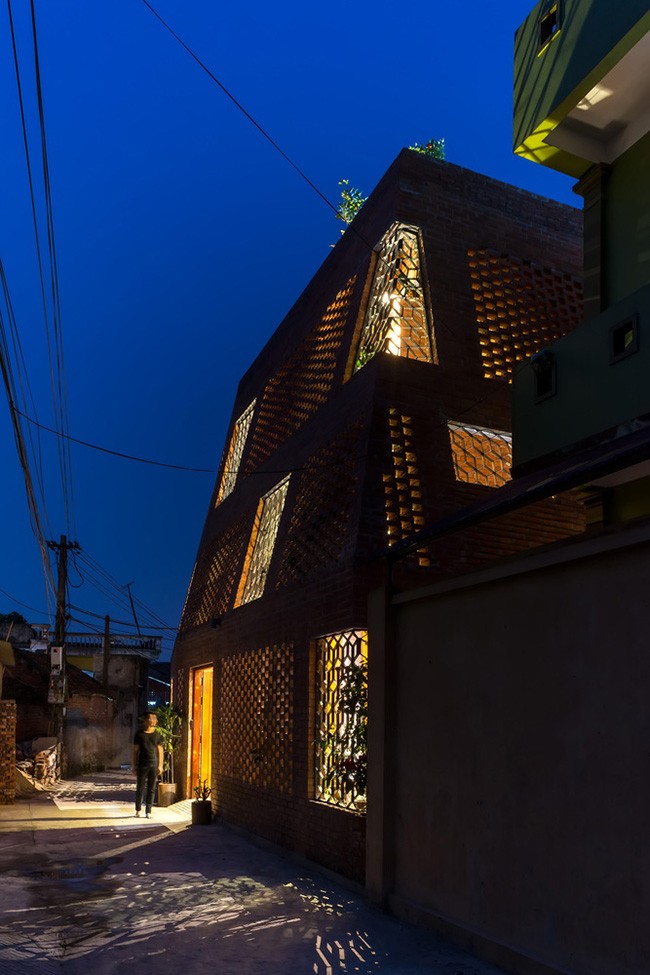 Mục kích ngôi nhà