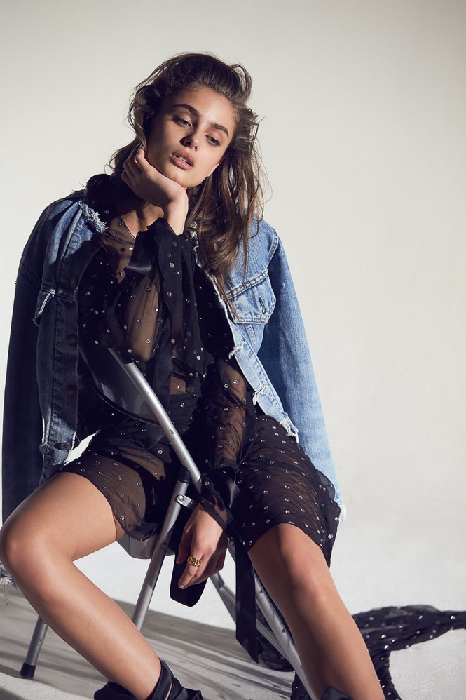 Thiên thần nội y Taylor Hill quyến rũ với váy áo hững hờ - ảnh 3