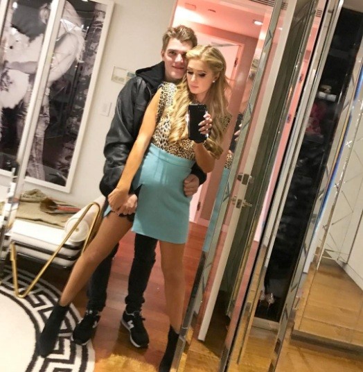 Paris Hilton tái xuất với phong cách nóng bỏng - ảnh 8