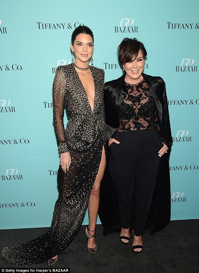 Em gái Kim Kardashian quyến rũ quyền lực trên bìa Bazaar - ảnh 14