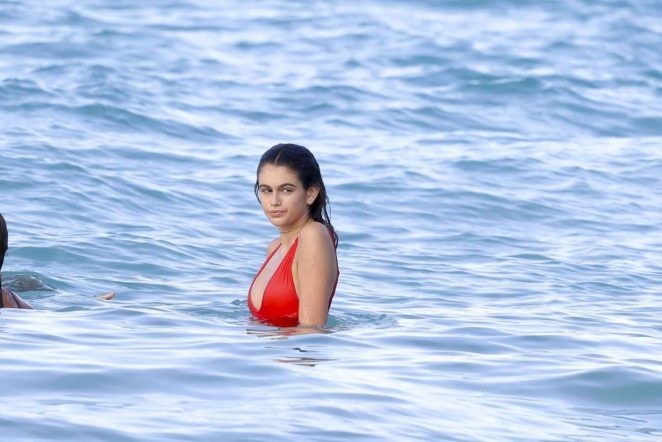Con gái 16 tuổi của Cindy Crawford dáng siêu mẫu, chân siêu dài - ảnh 10