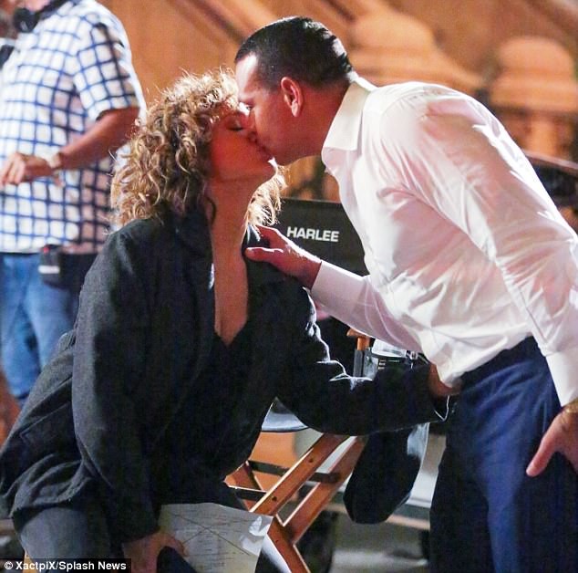 Jennifer Lopez 48 tuổi vẫn xứng danh mỹ nhân rực lửa của Hollywood - ảnh 13