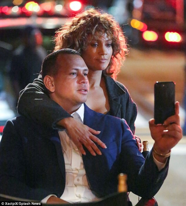 Jennifer Lopez 48 tuổi vẫn xứng danh mỹ nhân rực lửa của Hollywood - ảnh 11