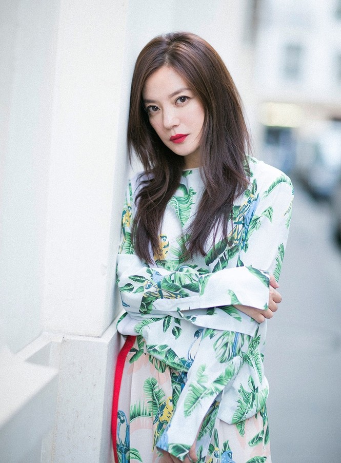 Triệu Vy trẻ trung sành điệu trên đường phố Paris - ảnh 3