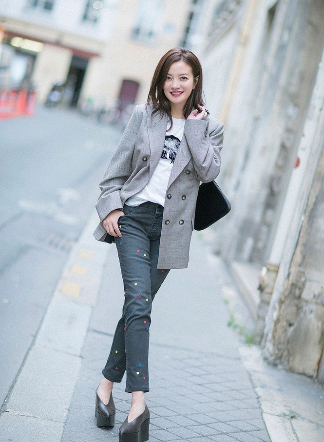 Triệu Vy trẻ trung sành điệu trên đường phố Paris - ảnh 5