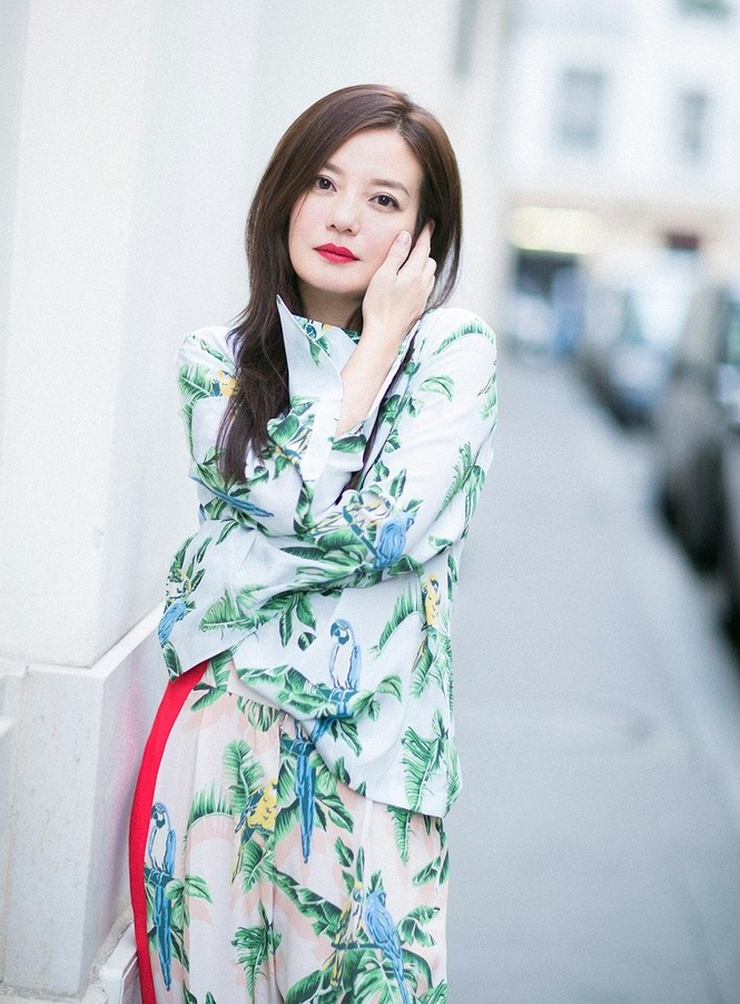Triệu Vy trẻ trung sành điệu trên đường phố Paris - ảnh 4