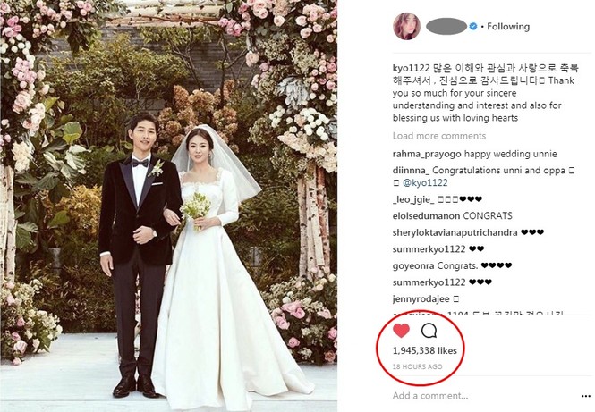 Hôm qua 3/11, trên trang cá nhân, nữ diễn viên viết: “Cảm ơn các bạn rất nhiều vì sự chia sẻ, quan tâm và dành cho chúng tôi những lời chúc tốt đẹp bằng cả trái tim.” Song Hye Kyo gửi kèm theo bức ảnh cưới long lanh của vợ chồng cô. Chỉ trong vòng chưa đầy 24 giờ, dòng trạng thái này của mỹ nhân xứ Hàn đã thu hút gần 2 triệu lượt 