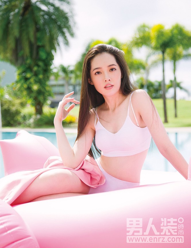 Khởi nghiệp người mẫu từ năm 18 tuổi, Quách Bích Đình may mắn lọt mắt các đạo diễn và được mời đóng phim.