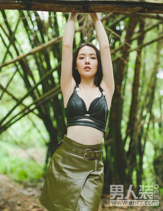 Tuy gợi cảm, giàu có và nhiều chàng trai theo đuổi nhưng Quách Bích Đình lại vướng tin đồn là người đồng tính. Tuy nhiên, cô chưa bao giờ lên tiếng về điều này.