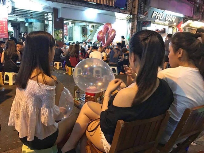 bóng cười, nguy hại, phố cổ, cấm bóng cười, học sinh không hút bóng cười - ảnh 2