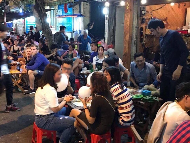 bóng cười, nguy hại, phố cổ, cấm bóng cười, học sinh không hút bóng cười - ảnh 1