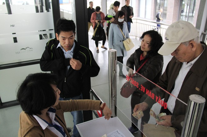 Nhiều người đặt mua vé tháng trong ngày đầu bán vé BRT - ảnh 1