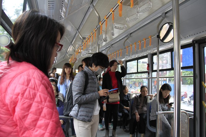 Nhiều người đặt mua vé tháng trong ngày đầu bán vé BRT - ảnh 3